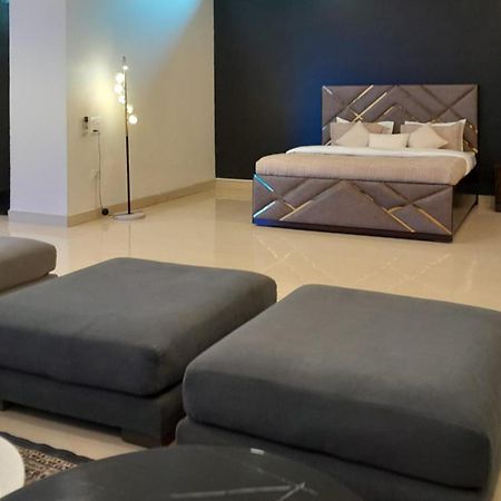 Stayvista At Wandering Vines Indoor Pool 4Bhk Luxury Villa In Delhi Sohna Kültér fotó