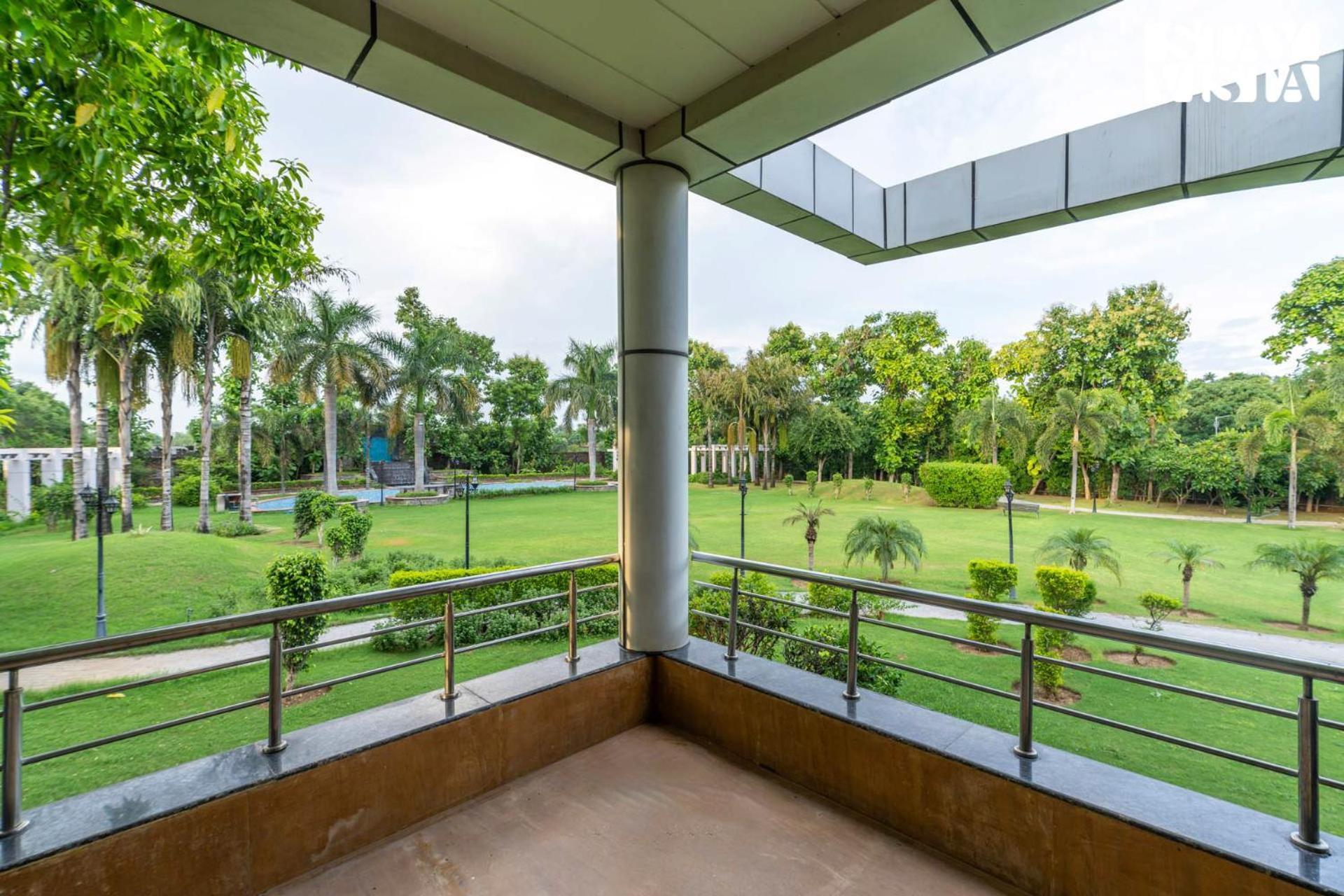 Stayvista At Wandering Vines Indoor Pool 4Bhk Luxury Villa In Delhi Sohna Kültér fotó